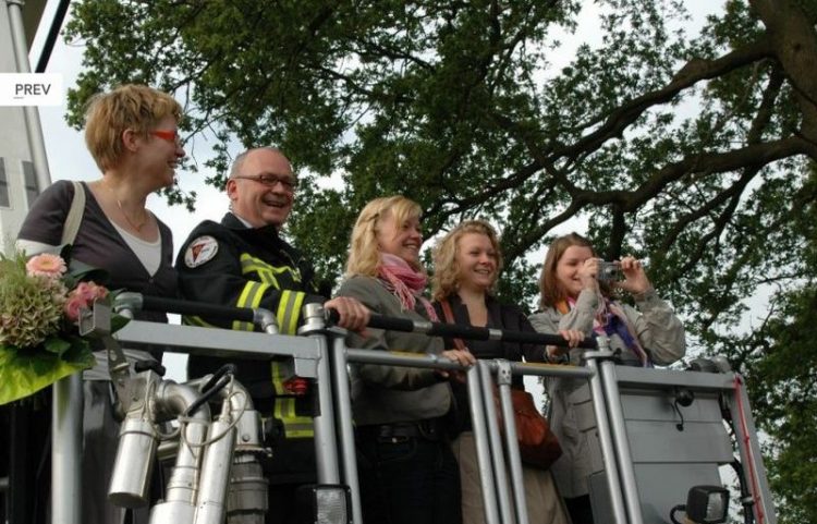 Burgemeester Hofland op ludieke wijze onthaald gemeente brandweer 